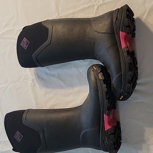 Muck boots size 9